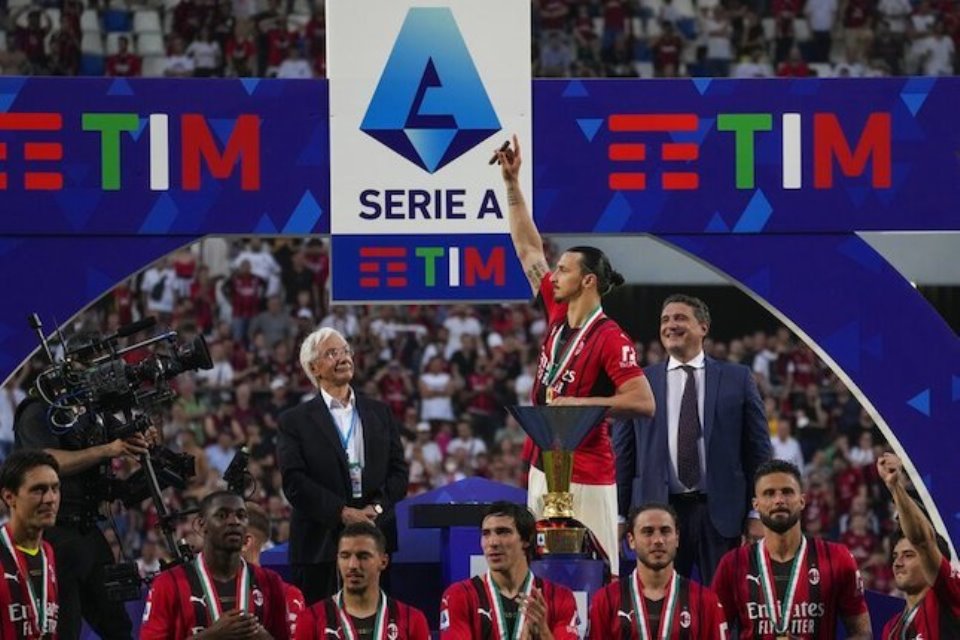 Zlatan Ibrahimovic Dedikasikan Gelar Scudetto AC Milan Untuk Mino Raiola