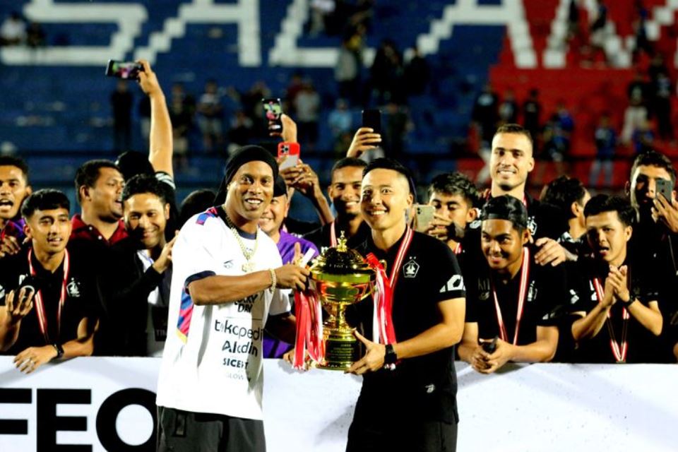 Baper! Persik Kembalikan Trofi Trofeo Ronaldinho