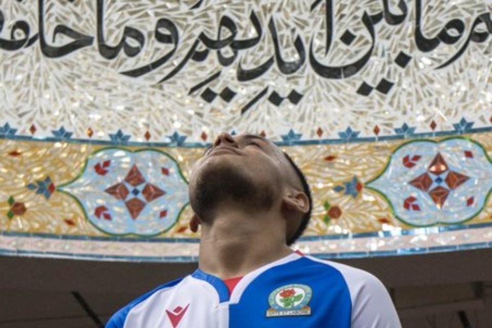 Dukung Islam, Blackburn Rovers Promosikan Jersei Anyarnya di Mesjid