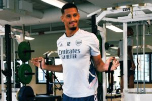 Bek Arsenal, Rob Holding, Beri Peringatan Kepada William Saliba