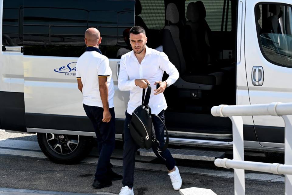 Filip Kostic Tiba di Turin, Segera Tuntaskan Transfer ke Juventus