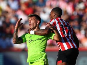 Sebagai Bek Tengah, Lisandro Martinez Biasa Saja, Terlalu Mudah Jatuh
