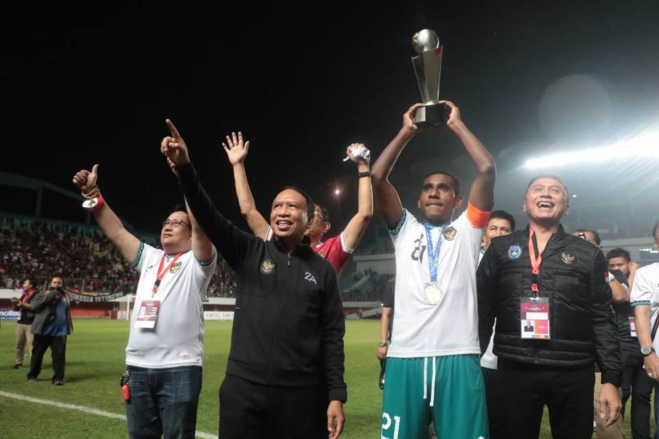 Klarifikasi Menpora Soal Angkat Trofi Piala AFF U-16