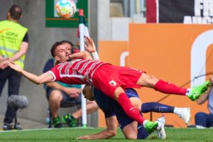 Striker FC Augsburg: Bahkan Lewandowski pun Tidak Akan Bisa Cetak Gol!