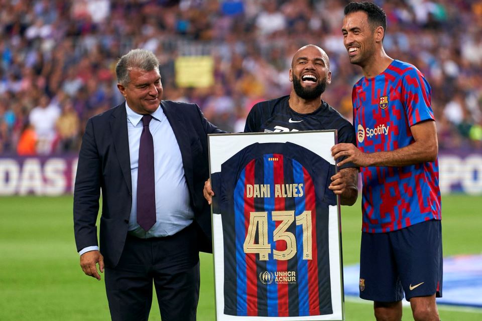 Dani Alves Dilaporkan Akan Berlatih Bersama Barcelona Atletic Mulai Pekan Ini
