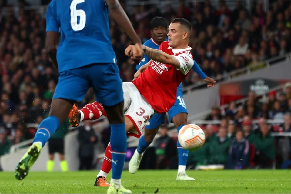 Dengan Kaki Terlemahnya, Xhaka Menangkan Arsenal Atas PSV