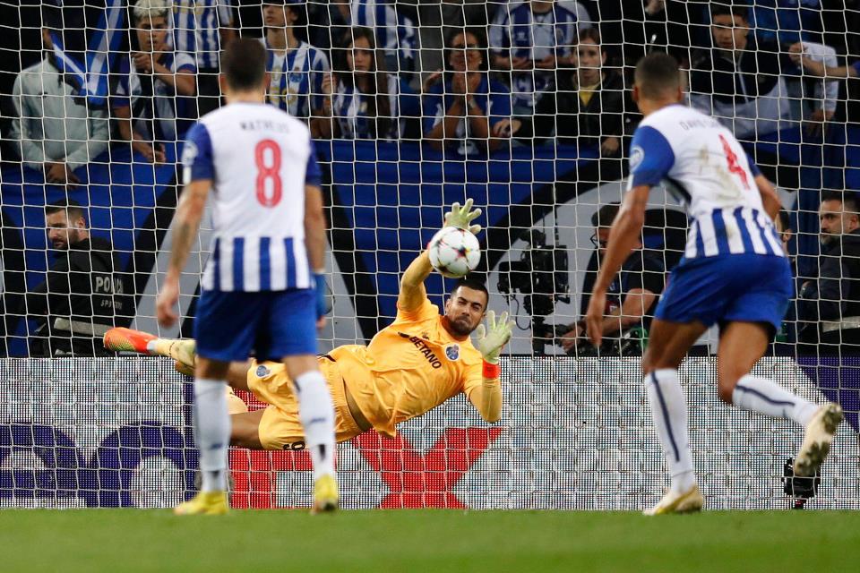 Kiper FC Porto, Diego Costa kembali menahan tendangan penalti di Liga Champions untuk kali ketiga beruntun, Luar biasa!