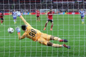 Kiper FC Porto Spesialis Penahan Tembakan Penalti di Liga Champions