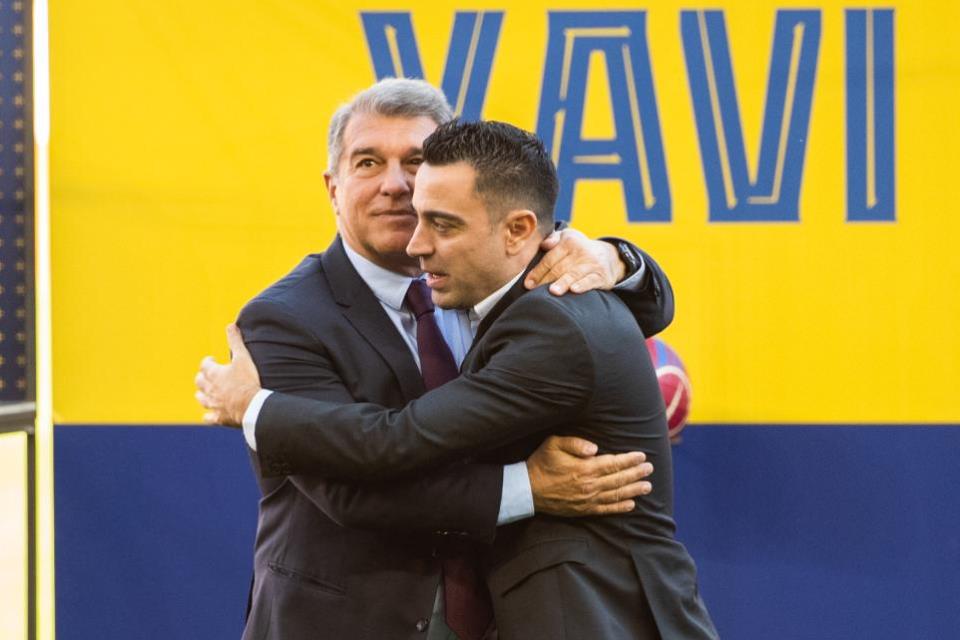 Laporta Tegaskan Xavi Akan Bertahan di Barcelona