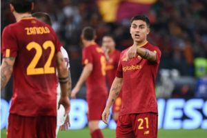 Mourinho Minta Pemain AS Roma Bercermin