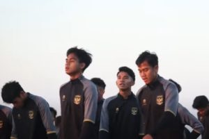 Timnas U-20 Kewalahan, Shin Tae-Yong Geber Fisik Pemain di Pantai