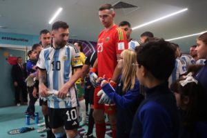 Deschamps Semua Orang, Termasuk Orang Prancis Dukung Messi Juara Dunia