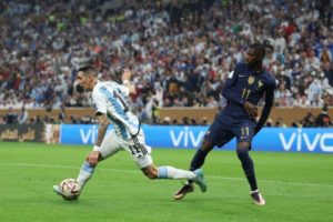 Gary Neville: Penalti Di Maria Terjadi Karena Kebodohan Dembele!