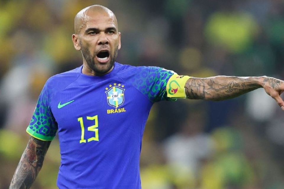 Kalah dari Kamerun, Dani Alves Peringatkan Brasil untuk Lebih Waspada