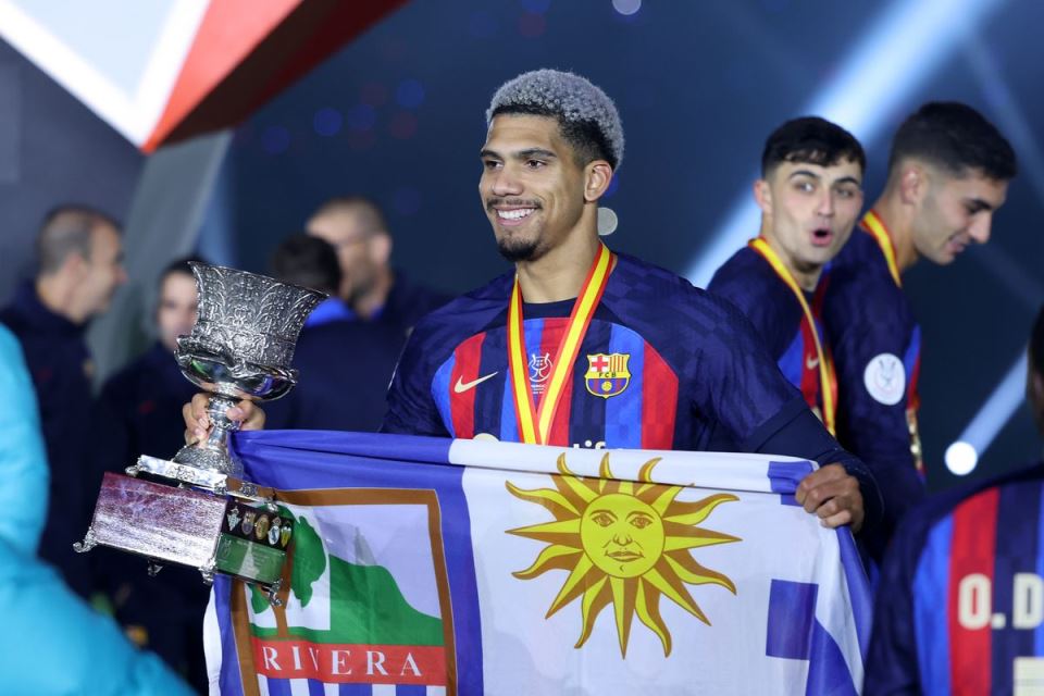 Bantu Barcelona Raih Trofi Piala Super Spanyol, Araujo: Ini Buah Hasil Kerja Keras Kami