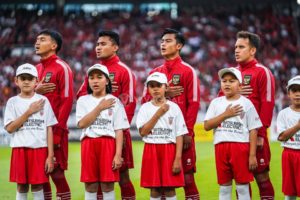 Timnas Indonesia saat menyanyikan lagu kebangsaan kontra Thailand, Kamis (29/12), sore WIB.

Foto: VIVAGOAL/Dimas Edi Sembada