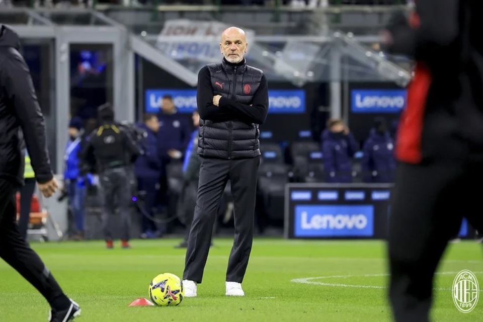 Stefano Pioli Pasrah Dikritik Gegara Main Bertahan Lawan Inter Milan