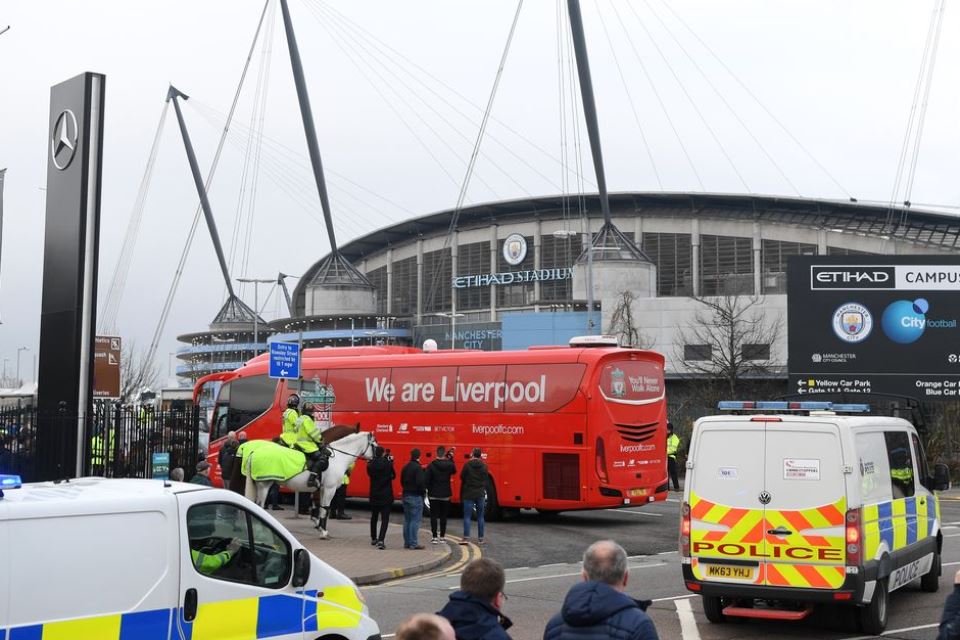 Bus Liverpool Diserang, Manchester City Geram