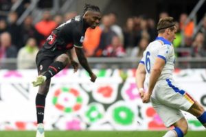 2 Gol Rafael Leao Bawa AC Milan Gilas Lecce