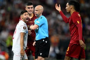 Fans AS Roma Serang Anthony Taylor di Bandara, Komite Wasit Inggris Murka