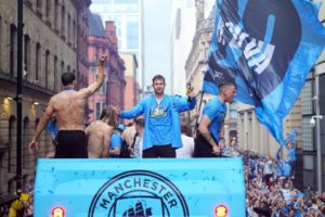 Kalvin Phillips Ejek Man United Dalam Parade Juara Treble Winners Man City