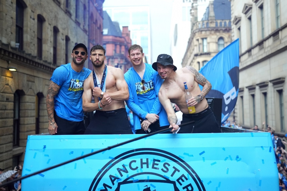 Kalvin Phillips Ejek Man United Dalam Parade Juara Treble Winners Man City