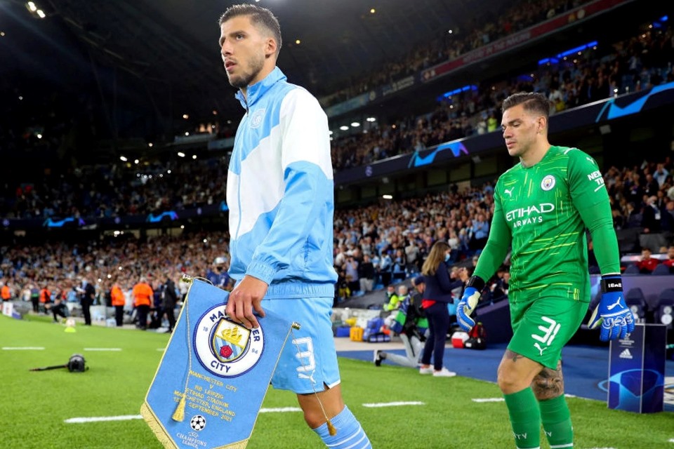 Alasan Manchester City Langganan Juara Tiap Musimnya: Rajin Beli Bek Tengah