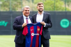 Barcelona Punya Sederet Bek Tengah Top, Inigo Martinez Tak Gentar
