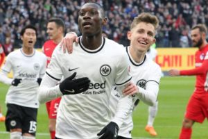 Demi Gabung PSG, Kolo Muani Absen dari Sesi Latihan Frankfurt