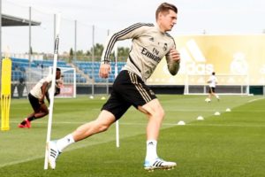 Tentang Toni Kroos yang Begitu Setia Pada Sepatu Putihnya