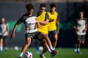 Berlatih di Tim Utama, Wonderkid Barcelona Siap Dipromosikan?