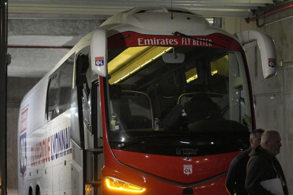 Terkait Insiden Pelemparan Bus, Mantan Presiden Lyon Minta Marseille Disanksi