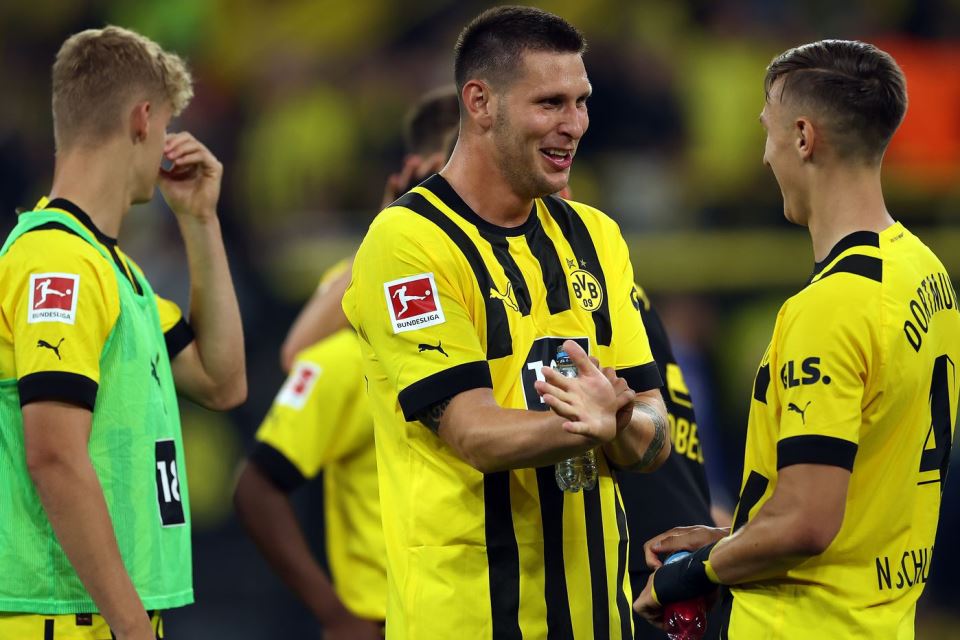 Jelang Laga Kontra AC Milan, Dua Pemain Belakang Dortmund Jatuh Sakit
