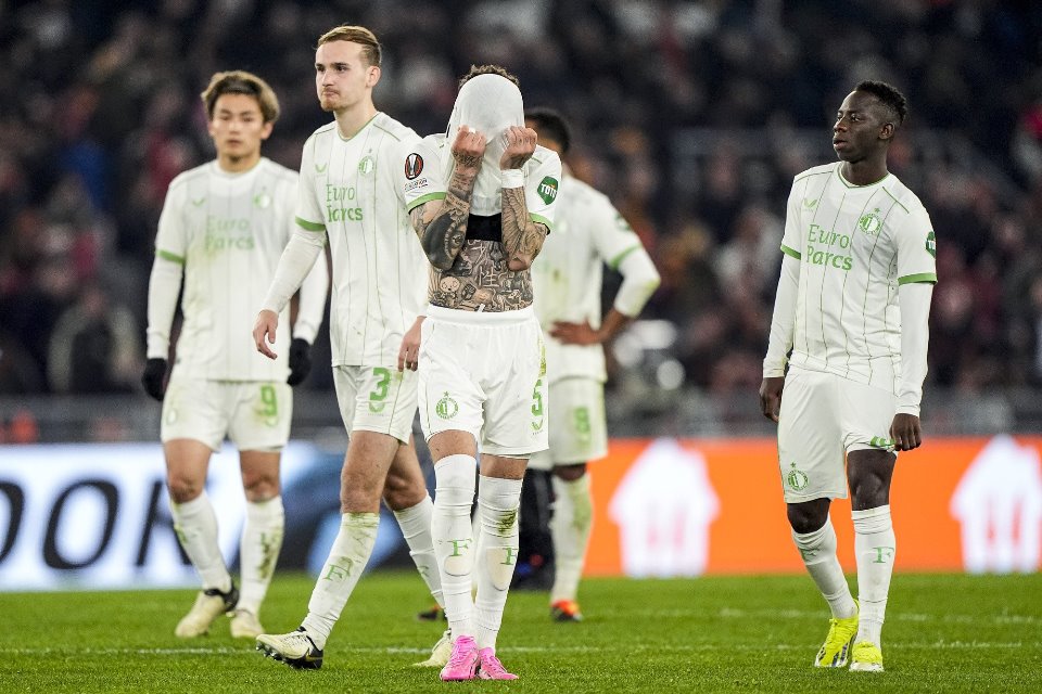 Arne Slot Kesal Langkah Feyenoord Lagi-Lagi Dihentikan Roma