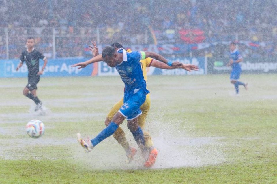 Di Bawah Guyuran Hujan Deras, PSBS Gilas Semen Padang Tiga Gol Tanpa Balas