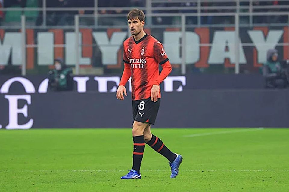 AC Milan Berencana Pertahankan Bek Dadakannya untuk Jangka Panjang