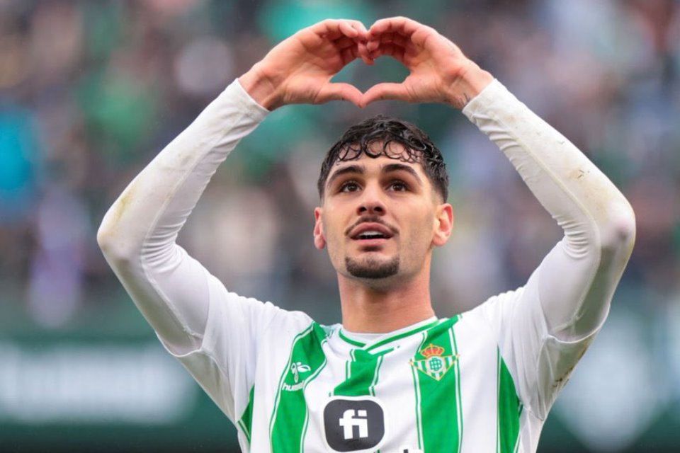Dikaitkan dengan Dua Raksasa LaLiga, Pilar Real Betis Tak Akan Kemana-Mana