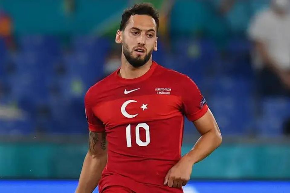 Dirumorkan ke Bayern Munich, Calhanoglu Tegaskan Bahagia di Inter