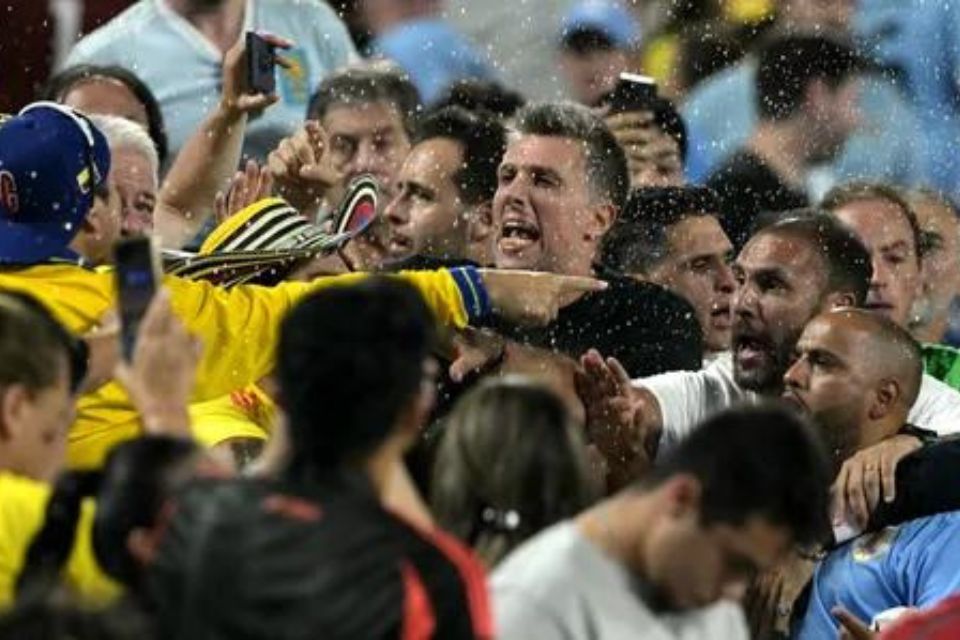 Pemain Uruguay Ribut dengan Suporter Kolombia, Gimenez Berikan Pembelaan