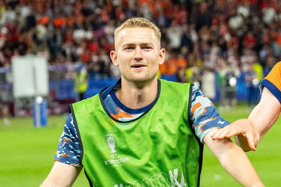 Leny Yoro Jadi Penghalang Matthijs de Ligt ke Manchester United