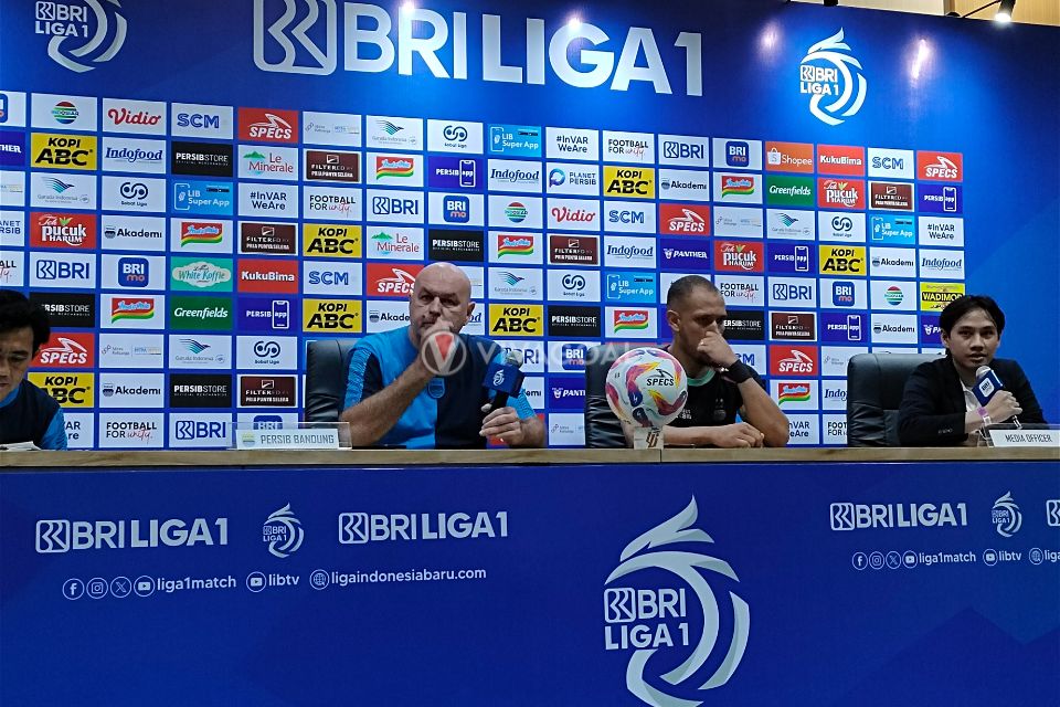 Debut VAR di Liga 1, Pelatih Persib Sindir Kualitas Wasit Zaman Dahulu