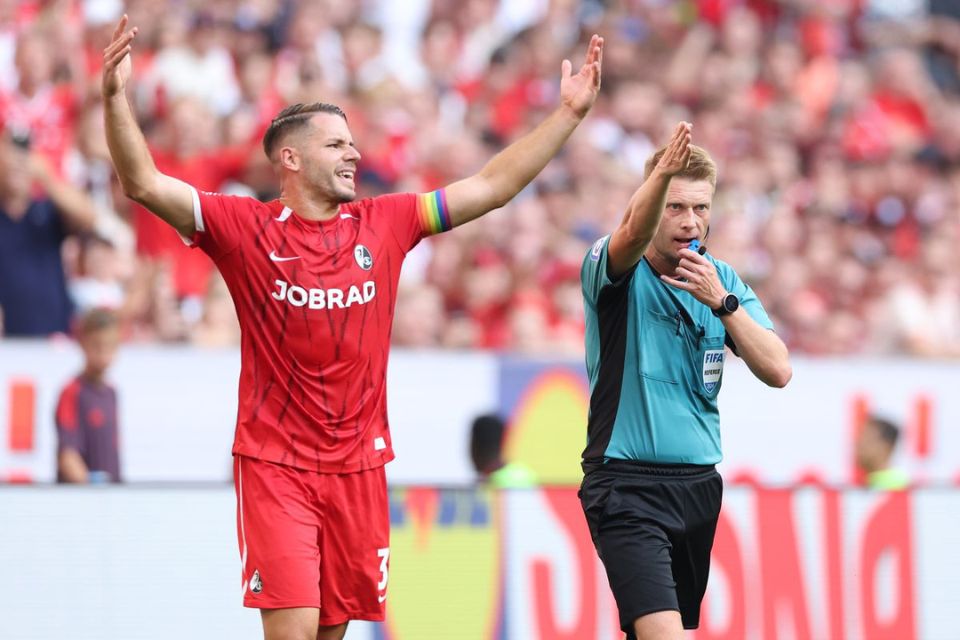 Takluk di Markas Bayern Munich, Kapten Freiburg Kritik Kinerja Wasit