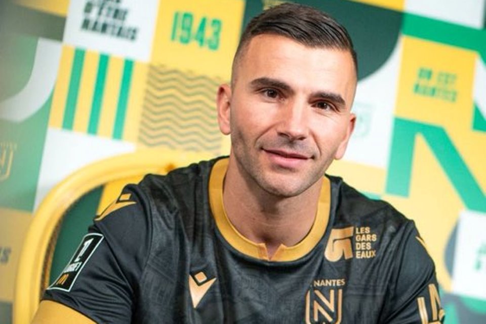 Putus Kontrak dengan Lyon, Kiper Veteran Resmi Merapat ke Nantes