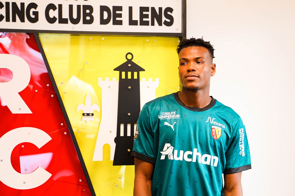 Manchester City Resmi Pinjamkan Bek Mudanya ke Lens