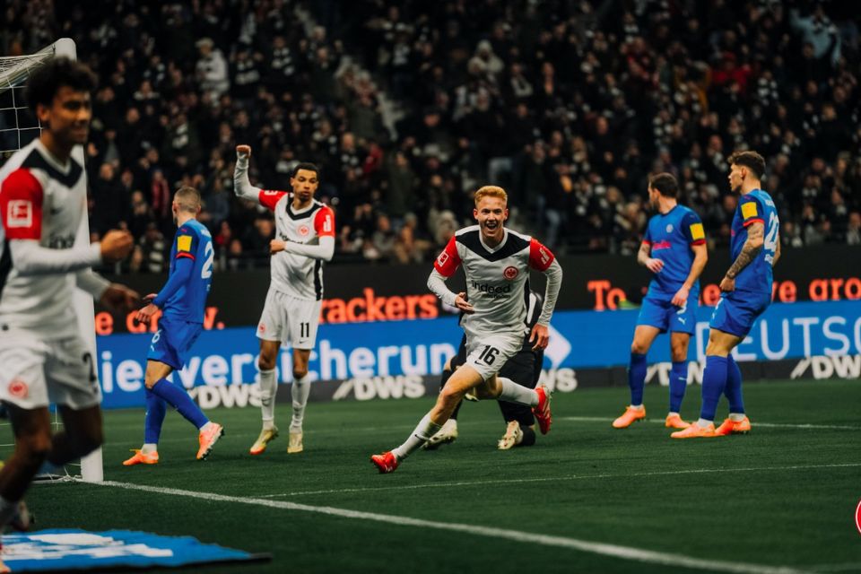 Eintracht Frankfurt Pasang Harga Sangat Tinggi Untuk Ekitike dan Larsson