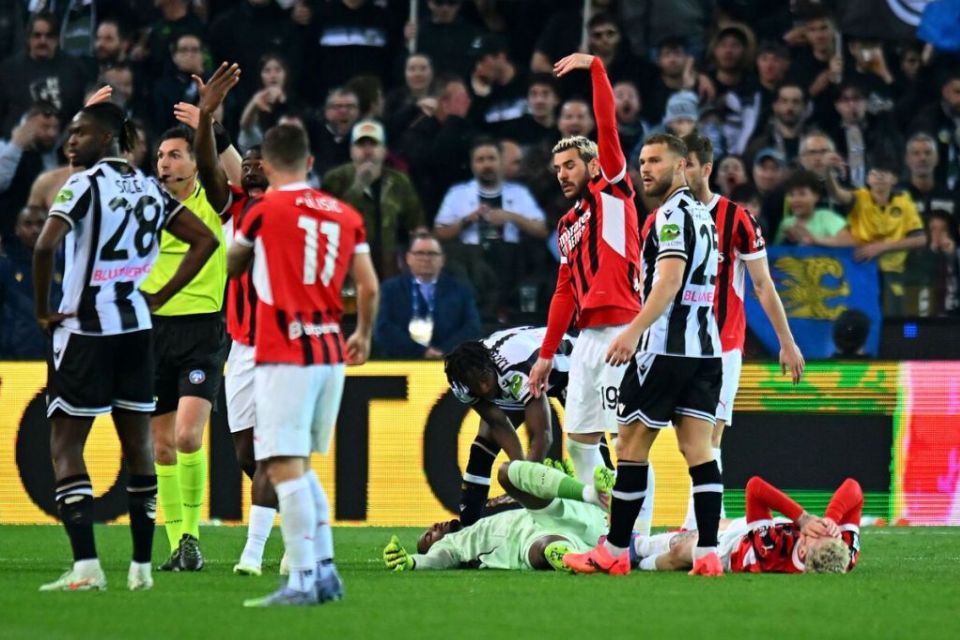 Alami Benturan pada Kepala, Milan Pastikan Mike Maignan Baik-Baik Saja