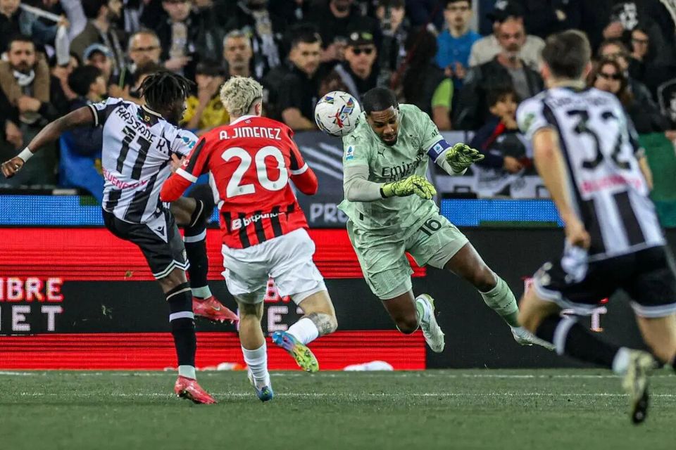 Alami Benturan pada Kepala, Milan Pastikan Mike Maignan Baik-Baik Saja