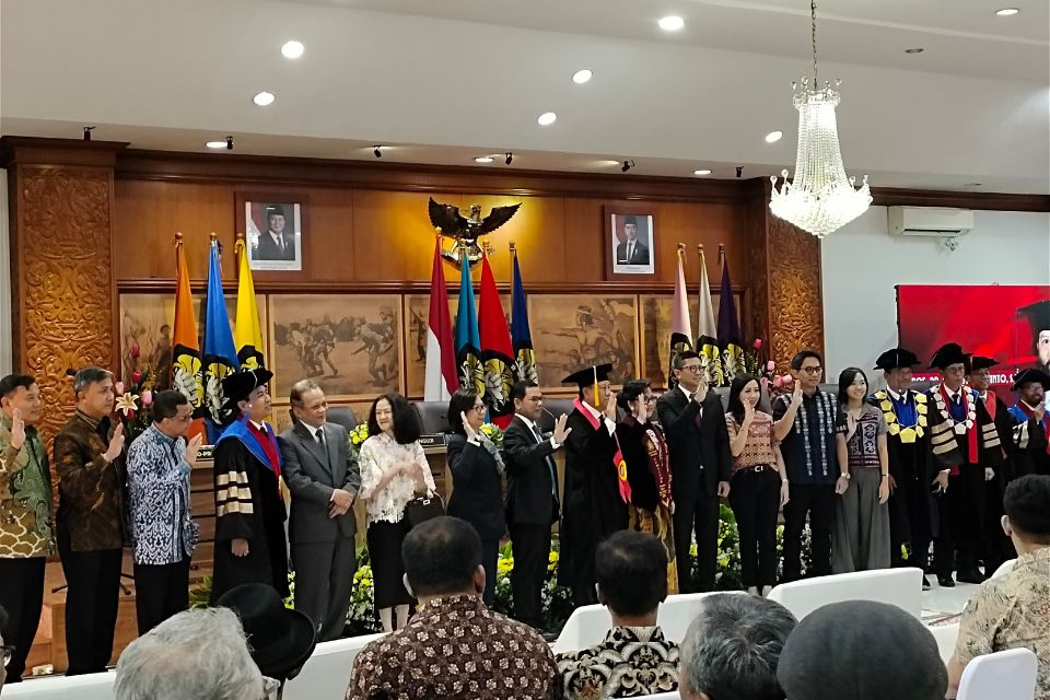 Vivagoal - Berita Bola - Direktur Persija Jakarta yaitu Mohamad Prapanca, mendukung sang istri yaitu Nina Silvana untuk bekerja memajukan olahraga Indonesia. Istri Prapanca yaitu Nina Silvana berhasil meraih gelar S3 Program Doktor Ilmu Hukum di Universitas Pancasila, Jakarta, pada Jumat (13/6) sore WIB. Judul disertasi yang ia presentasikan adalah Penguatan Peran Badan Arbitrase Keolahragaan Indonesia (BAKI) Dalam Perwujudan Prinsip Kepastian Hukum Good Governance Keolahragaan di Indonesia. Dalam disertasinya, Nina Silvana mengangkat isu mengenai dunia olahraga di Indonesia, terutama sepakbola. Ia menilai masih banyak federasi olahraga di Indonesia yang belum profesional dalam pengelolaannya. Bahkan, ada beberapa sengketa dualisme yang dianggap cukup memalukan. "Saya sejak kecil hobi menonton sepakbola. Di sini sepakbola populer, tapi tidak bisa maju seperti negara lain. Dari pandangan hukum, saya bisa cari lemahnya di mana," kata Nina Silvana. "Berangkat dari sana, cita-cita saya mau meneliti dan mengangkat masalah sengketa yang selama ini belum jelas dan kepastian yang saya sebut di sidang saya. Berangkat dari sana, saya melakukan penelitian." "Saya tidak ada hubungannya dengan pak Prapanca karena saya tidak menyebut sepakbola saja, tapi keadministrasian olahraga. Penyelesaian badan olahraga. Olahraga tidak hanya sepakbola, bahkan sepakbola sudah ada badannya karena tunduk ke FIFA. Begitu banyak yang tidak terselesaikan di olahraga lain," tambahnya. Sang suami sekaligus Direktur Persija, Mohamad Prapanca, tentu senang dengan pencapaian sang istri. Ia bahkan tidak menolak jika negara, dalam hal ini Kementerian Pemuda dan Olahraga (Kemenpora), meminta Nina Silvana untuk bekerja bersamanya. "Saya berharap apa yang jadi disertasi istri saya itu bisa diimplementasikan ke depan dalam hukum olahraga. Semoga ini bisa memberikan peta baru untuk melindungi para atlet kita ke depannya," ucap Prapanca. "Pada prinsipnya ini masalah akademis. Kalau memang negara membutuhkan, saya pasti mendukung." Di sisi lain, Rektor Universitas Pancasila Prof. Dr. Adnan Hamid, S.H., M.H., M.M, senang dengan keberhasilan Nina Silvana yang menyelesaikan disertasi dalam dunia olahraga. Menurutnya, ini hal sangat positif karena jarang sekali ada yang membahas tentang olahraga Indonesia. "Tadi saya juga sampaikan dalam sidang bahwa disertasi beliau ini sangat original. Belum ada yang menulis soal ini. Para penguji juga menyampaikan bahwa permasalahan di dunia olahraga Indonesia banyak sekali. Sebab, olahraga sudah menjadi bisnis. Potensi terjadinya konflik pasti banyak." "Oleh karena itu jawaban disertasi dari Doktor Nina Silvana ini merupakan suatu jawaban bahwa ke depan perlu ada proses lembaga ini menyelesaikan konflik-konflik di olahragaan. Saya sangat bangga membimbing beliau dalam disertasi keolahragaan ini," ucap Prof. Dr. Adnan Hamid, S.H., M.H., M.M. Selalu update berita bola terbaru seputar sepakbola dunia hanya di Vivagoal.com