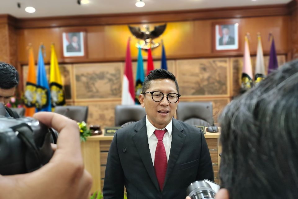 Vivagoal - Berita Bola - Direktur Persija Jakarta yaitu Mohamad Prapanca, mendukung sang istri yaitu Nina Silvana untuk bekerja memajukan olahraga Indonesia. Istri Prapanca yaitu Nina Silvana berhasil meraih gelar S3 Program Doktor Ilmu Hukum di Universitas Pancasila, Jakarta, pada Jumat (13/6) sore WIB. Judul disertasi yang ia presentasikan adalah Penguatan Peran Badan Arbitrase Keolahragaan Indonesia (BAKI) Dalam Perwujudan Prinsip Kepastian Hukum Good Governance Keolahragaan di Indonesia. Dalam disertasinya, Nina Silvana mengangkat isu mengenai dunia olahraga di Indonesia, terutama sepakbola. Ia menilai masih banyak federasi olahraga di Indonesia yang belum profesional dalam pengelolaannya. Bahkan, ada beberapa sengketa dualisme yang dianggap cukup memalukan. "Saya sejak kecil hobi menonton sepakbola. Di sini sepakbola populer, tapi tidak bisa maju seperti negara lain. Dari pandangan hukum, saya bisa cari lemahnya di mana," kata Nina Silvana. "Berangkat dari sana, cita-cita saya mau meneliti dan mengangkat masalah sengketa yang selama ini belum jelas dan kepastian yang saya sebut di sidang saya. Berangkat dari sana, saya melakukan penelitian." "Saya tidak ada hubungannya dengan pak Prapanca karena saya tidak menyebut sepakbola saja, tapi keadministrasian olahraga. Penyelesaian badan olahraga. Olahraga tidak hanya sepakbola, bahkan sepakbola sudah ada badannya karena tunduk ke FIFA. Begitu banyak yang tidak terselesaikan di olahraga lain," tambahnya. Sang suami sekaligus Direktur Persija, Mohamad Prapanca, tentu senang dengan pencapaian sang istri. Ia bahkan tidak menolak jika negara, dalam hal ini Kementerian Pemuda dan Olahraga (Kemenpora), meminta Nina Silvana untuk bekerja bersamanya. "Saya berharap apa yang jadi disertasi istri saya itu bisa diimplementasikan ke depan dalam hukum olahraga. Semoga ini bisa memberikan peta baru untuk melindungi para atlet kita ke depannya," ucap Prapanca. "Pada prinsipnya ini masalah akademis. Kalau memang negara membutuhkan, saya pasti mendukung." Di sisi lain, Rektor Universitas Pancasila Prof. Dr. Adnan Hamid, S.H., M.H., M.M, senang dengan keberhasilan Nina Silvana yang menyelesaikan disertasi dalam dunia olahraga. Menurutnya, ini hal sangat positif karena jarang sekali ada yang membahas tentang olahraga Indonesia. "Tadi saya juga sampaikan dalam sidang bahwa disertasi beliau ini sangat original. Belum ada yang menulis soal ini. Para penguji juga menyampaikan bahwa permasalahan di dunia olahraga Indonesia banyak sekali. Sebab, olahraga sudah menjadi bisnis. Potensi terjadinya konflik pasti banyak." "Oleh karena itu jawaban disertasi dari Doktor Nina Silvana ini merupakan suatu jawaban bahwa ke depan perlu ada proses lembaga ini menyelesaikan konflik-konflik di olahragaan. Saya sangat bangga membimbing beliau dalam disertasi keolahragaan ini," ucap Prof. Dr. Adnan Hamid, S.H., M.H., M.M. Selalu update berita bola terbaru seputar sepakbola dunia hanya di Vivagoal.com