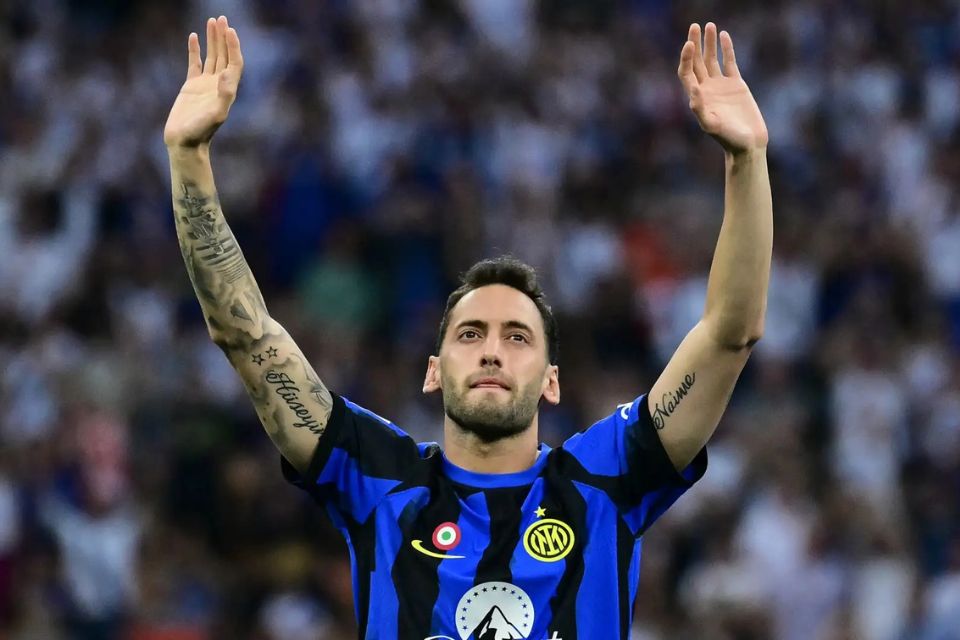 Tepis Segala Rumor, Agen Calhanoglu Tegaskan Kliennya Bertahan di Inter